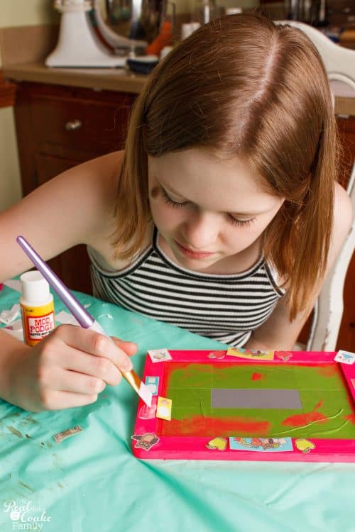 These are the cutest DIY American Girl Doll Crafts for Back to School! Make cute chalkboards, textbooks, ID badges and notebook paper. Fun!
