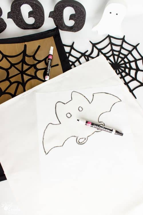 Fun crafts to make these Halloween decorations. I need these Cute Halloween decorative pillows in my home decor. 