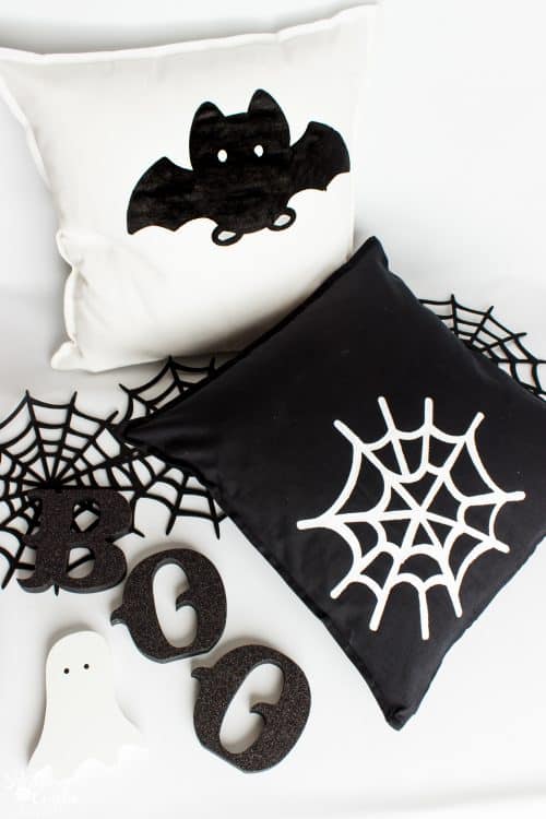 Fun crafts to make these Halloween decorations. I need these Cute Halloween decorative pillows in my home decor. 