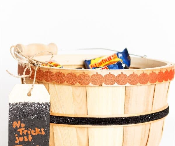 Simple DIY Halloween Treats Basket