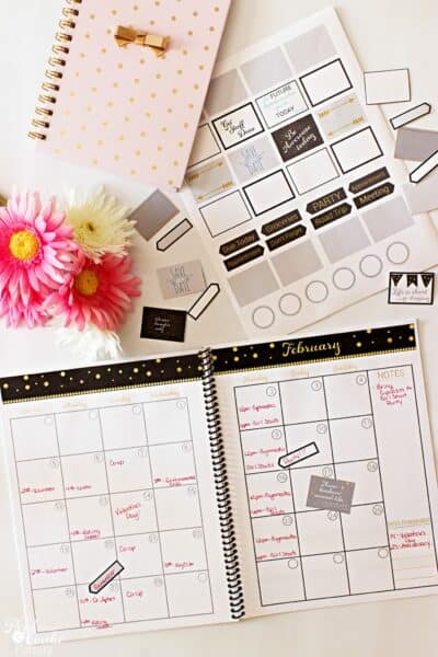 Perfect 2017 printable calendar! It is a simple monthly, weekly, and daily planner that has spots for keeping up with the whole family schedule, cleaning, bills, and meals. I love that it is cute and comes with fun stickers, too!
