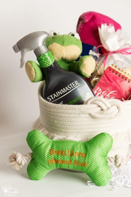 Such a cute Pet Gift Basket! Love the gifts and ideas to make this basket perfect for the doggies whether it be a new pet gift basket or a Christmas gift. 