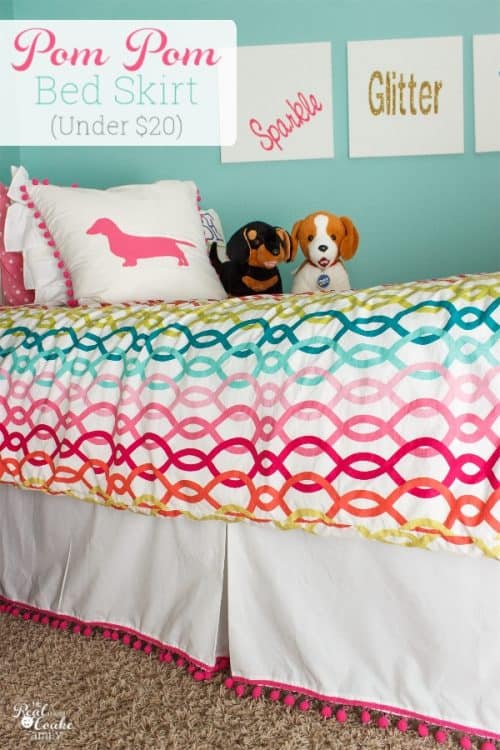 What a cute DIY bed skirt ! Simple, easy and inexpensive sewing project for the home to make an alternative for beds that can't have a traditional bed skirt. 