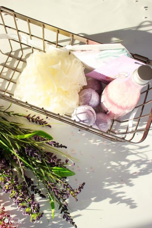 Love great DIY gift ideas for women and mom. This is a great mother's day gift idea to make a relaxing spa gift basket. Perfection!