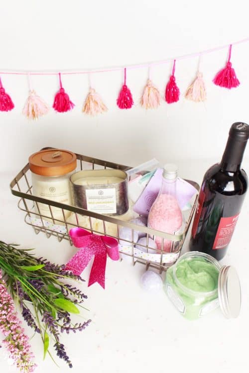 Love great DIY gift ideas for women and mom. This is a great mother's day gift idea to make a relaxing spa gift basket. Perfection!