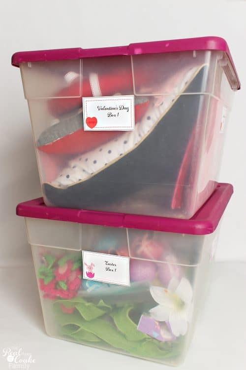 Love these holiday storage organization ideas! This DIY system with printables makes it so easy to organize all of the holiday decorations in my attic and garage. 