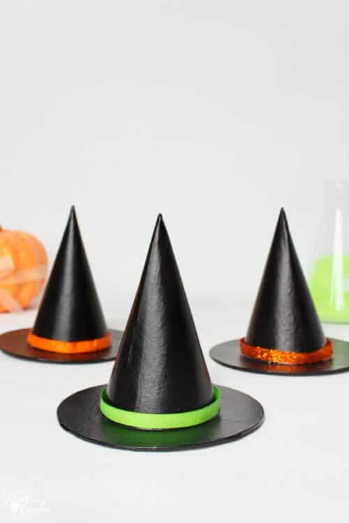 Love this easy Halloween craft! They are a cheap DIY that will look really cute on my mantle as part of my Halloween decorations.