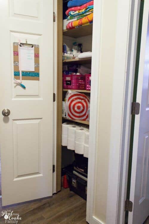 Great ideas for my small linen closet organization. Love the free organizational printables and cute craft to use for being more organized. 