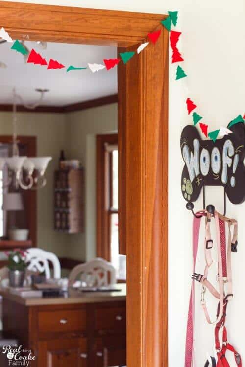 Cute and easy to make DIY Christmas garland! Love this cheep idea to add a felt garland to my Christmas decorations. 