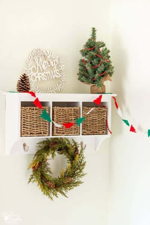 Cute and easy to make DIY Christmas garland! Love this cheep idea to add a felt garland to my Christmas decorations. 
