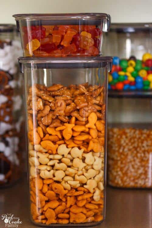 Perfect for keeping family movie night organized and fun! Love the organization ideas for the food and the great containers. 