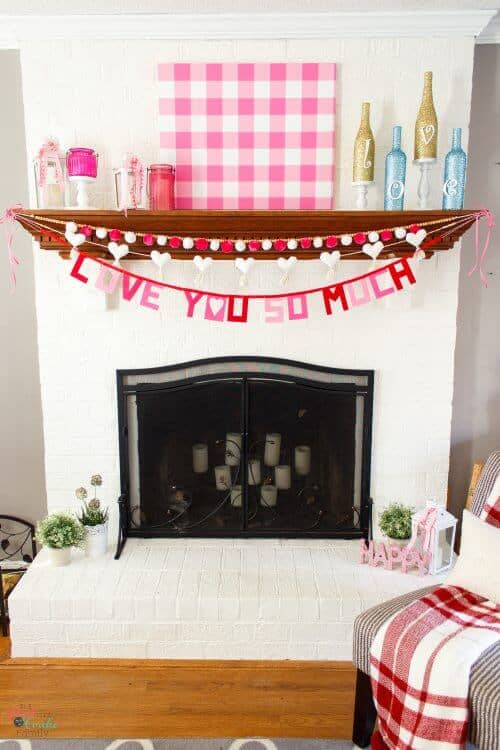 Step by step tutorial on how to paint gingham and make the cutest wall art out of a craft store canvas. Perfect craft project to make DIY wall art.