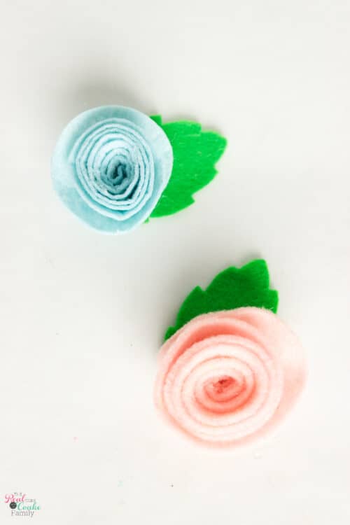 Learn to make 5 easy varieties of felt flowers. Tutorial showing how to make felt flowers that can be cut by hand or with the Cricut. 