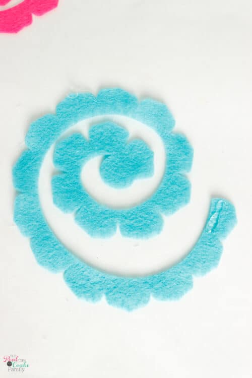 Learn to make 5 easy varieties of felt flowers. Tutorial showing how to make felt flowers that can be cut by hand or with the Cricut. 