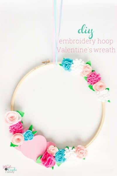 Tutorial to make a cute diy valentines wreath! Easily make this embroidery hoop wreath to add to your valentines day decor.