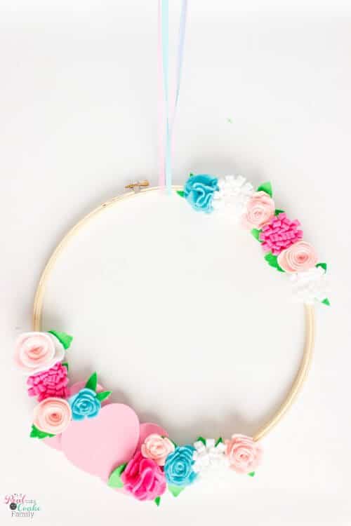 Tutorial to make a cute diy valentines wreath! Easily make this embroidery hoop wreath to add to your valentines day decor. 