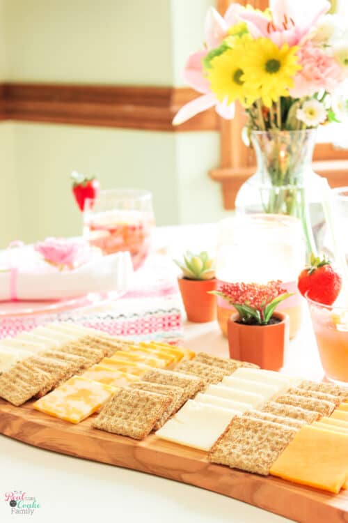 7 easy entertaining tips and ideas for busy moms. Learn how to to make things easy and quick for yourself when entertaining.