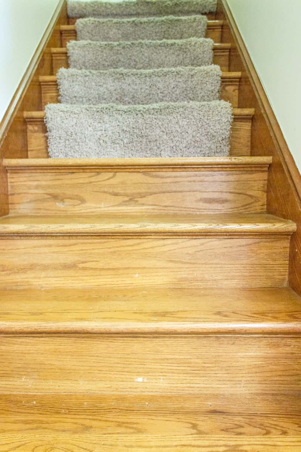 This is how to remove carpet from stairs - Real Creative Real Organized