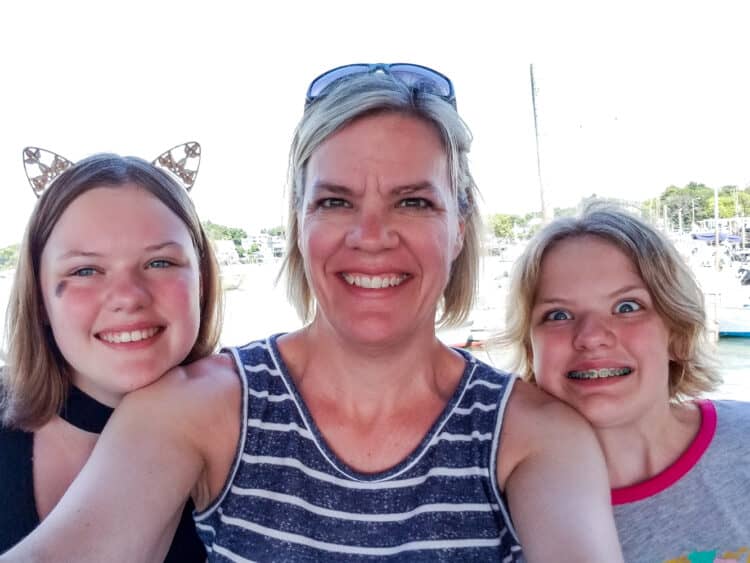 mom and 2 daughters